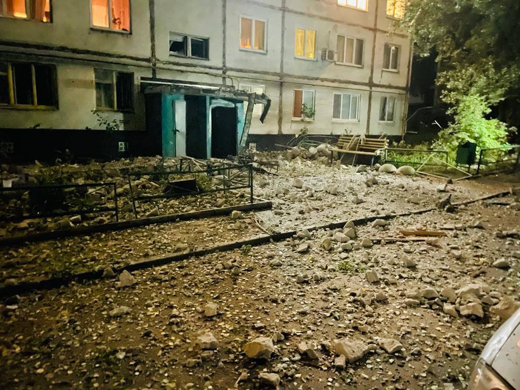 Війська РФ вдарили ракетами по житлових багатоповерхівках у Харкові: врятовано 10 осіб, є поранений. Фото 