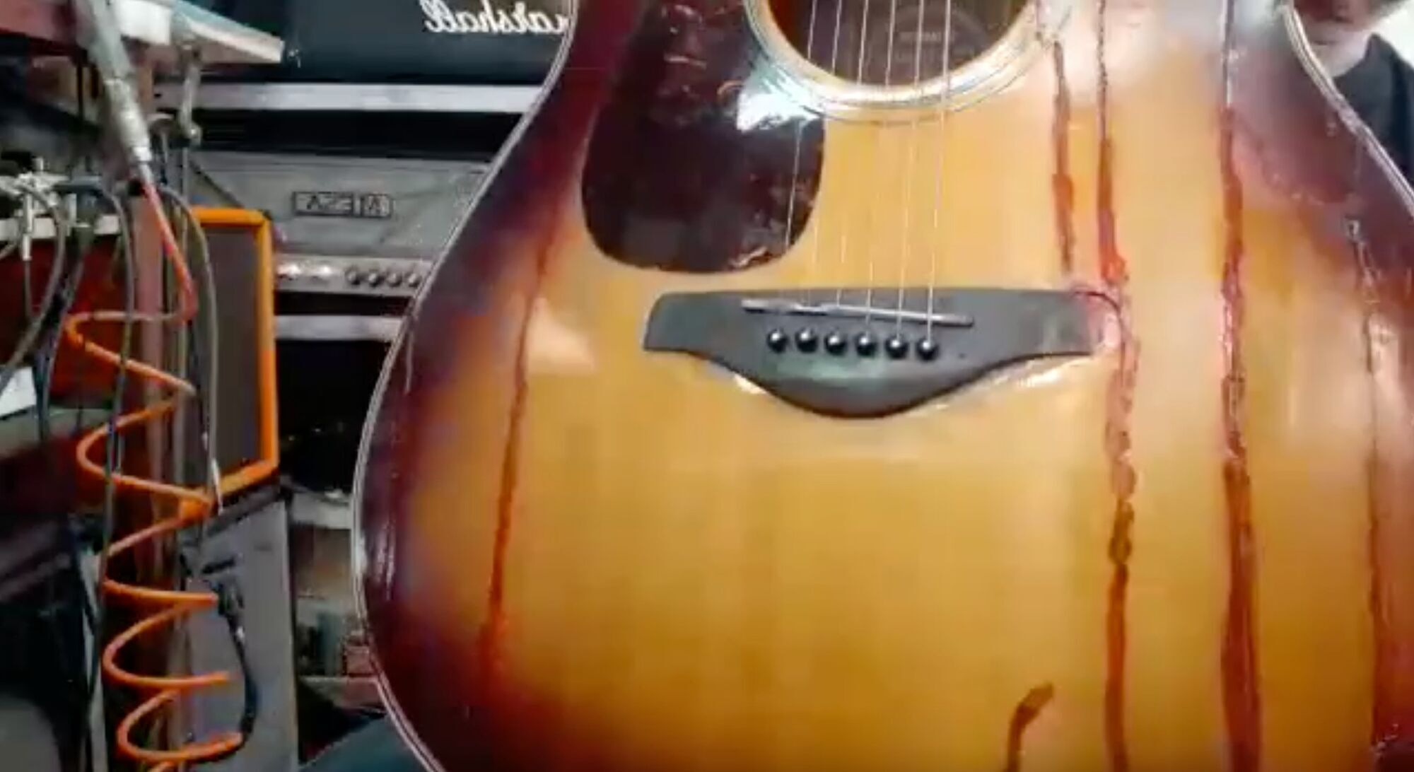 На Київщині на колишніх позиціях окупантів знайшли розтрощену гітару з унікальним номером: її реставрували. Фото 