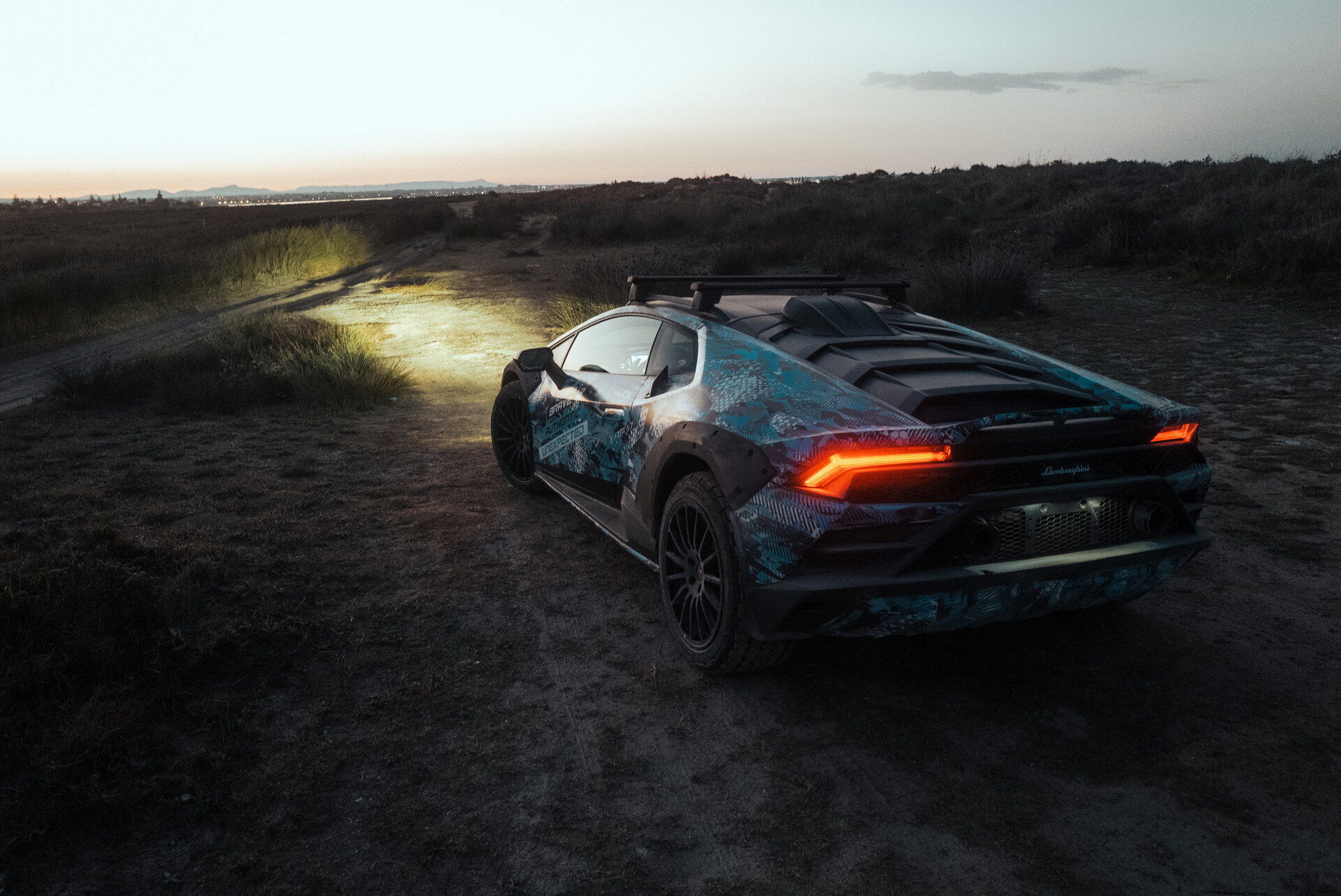 Lamborghini показала внедорожный суперкар Huracan Sterrato. Видео