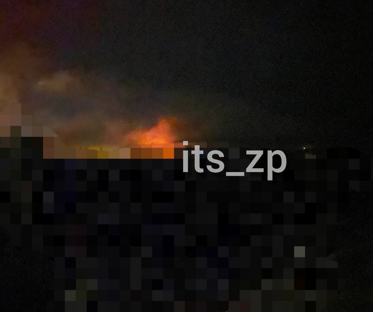 Окупанти обстріляли Запоріжжя: на місці прильотів почалася пожежа. Фото