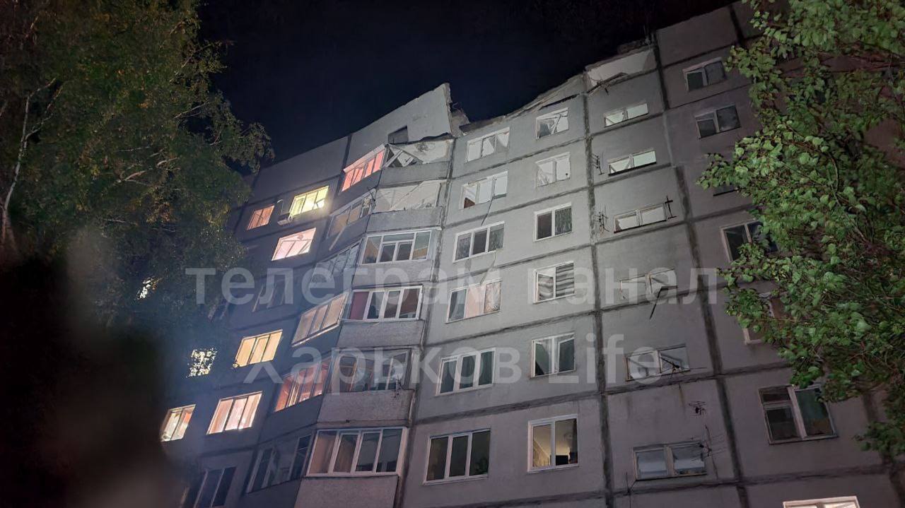 Войска РФ ударили ракетами по жилым многоэтажкам в Харькове: спасены 10 человек, есть раненые. Фото