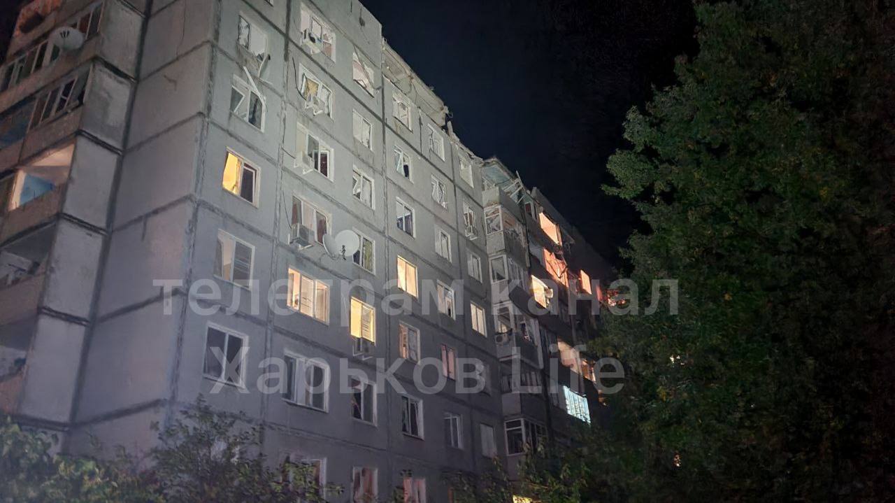 Війська РФ вдарили ракетами по житлових багатоповерхівках у Харкові: врятовано 10 осіб, є поранений. Фото 