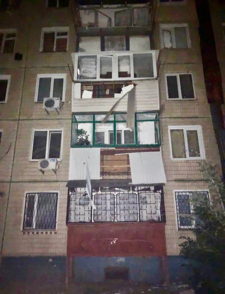 Оккупанты ударили по Никополю, повреждены десятки многоэтажек: есть раненый. Фото