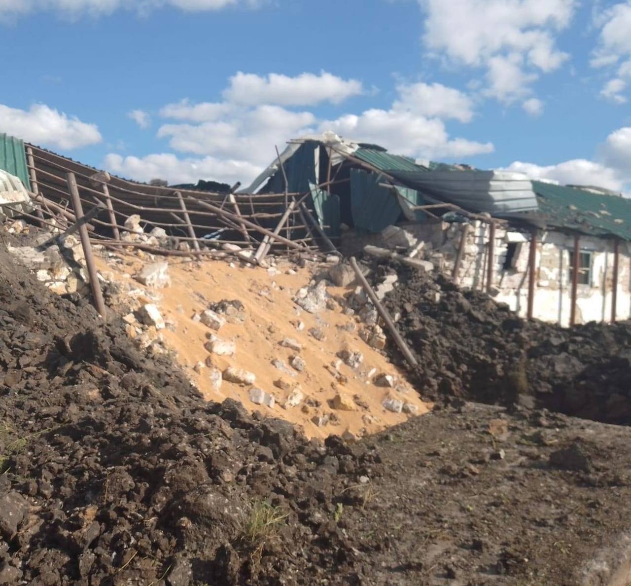 Оккупанты обстреляли сельхозпредприятие и инфраструктурный объект на Днепропетровщине, много разрушений. Фото
