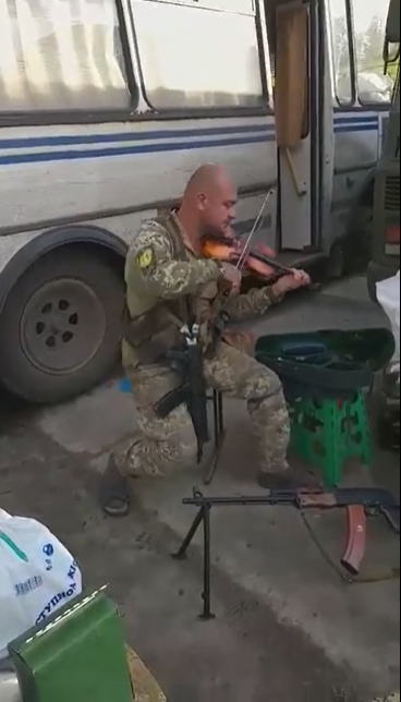 Воїн ЗСУ після бою знайшов серед речей окупантів скрипку і зіграв гімн України. Відео стало вірусним