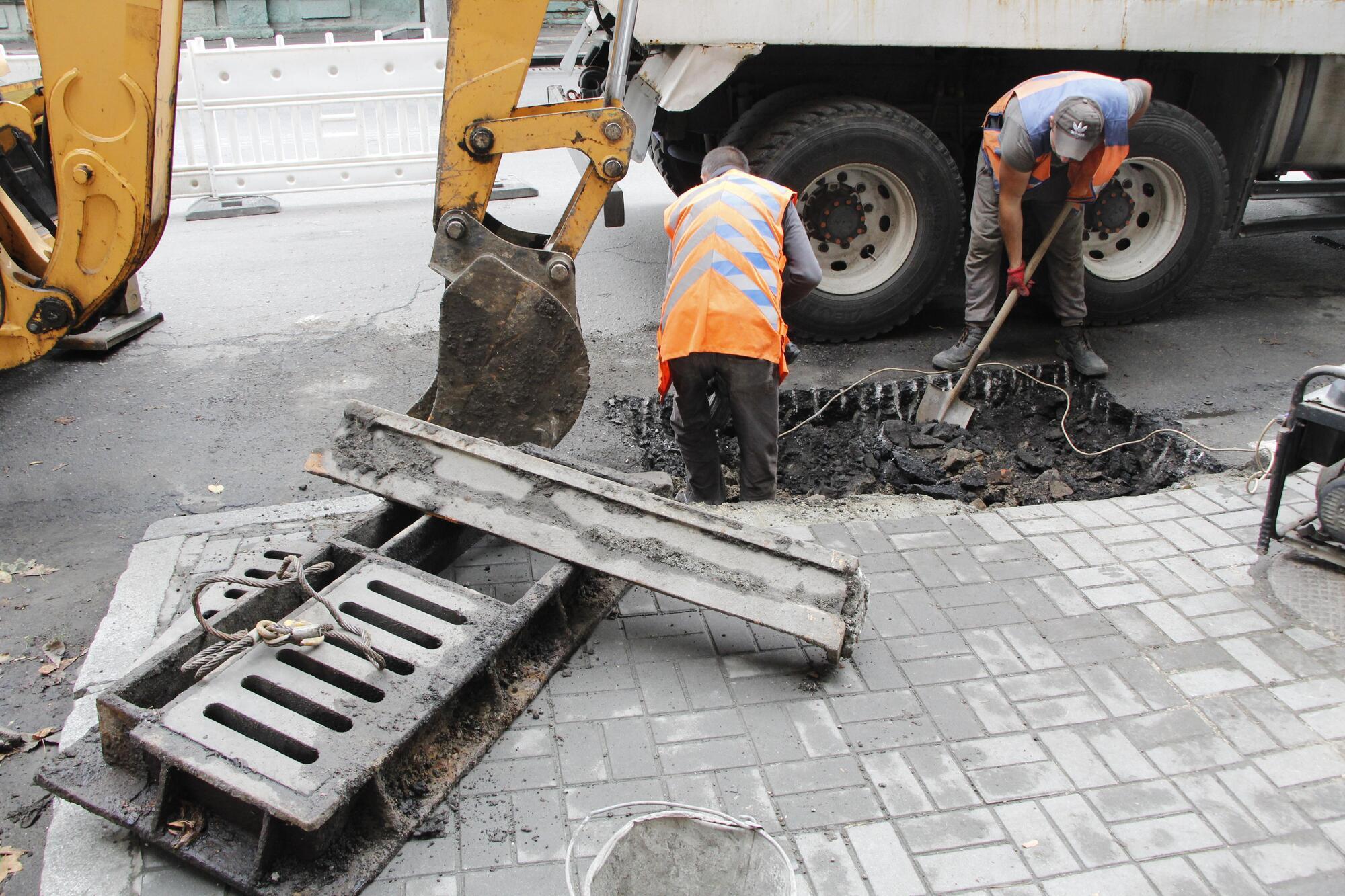 В Днепре рассказали о ремонте ливневой канализации: ежедневно работают 8 бригад коммунальщиков