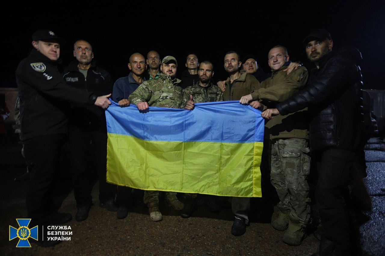 Обійми, посмішки і сльози радості: в СБУ показали фото повернення українських військових з полону 