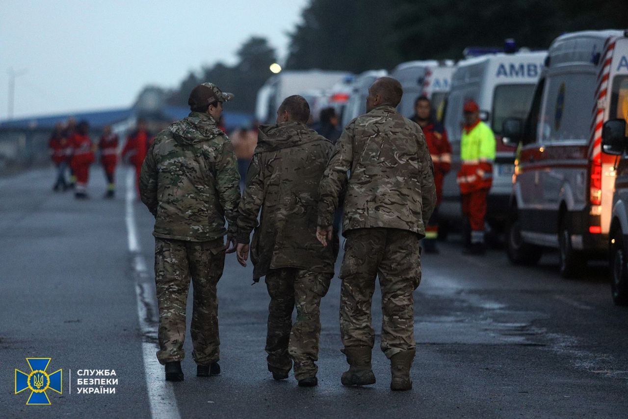 Обійми, посмішки і сльози радості: в СБУ показали фото повернення українських військових з полону 