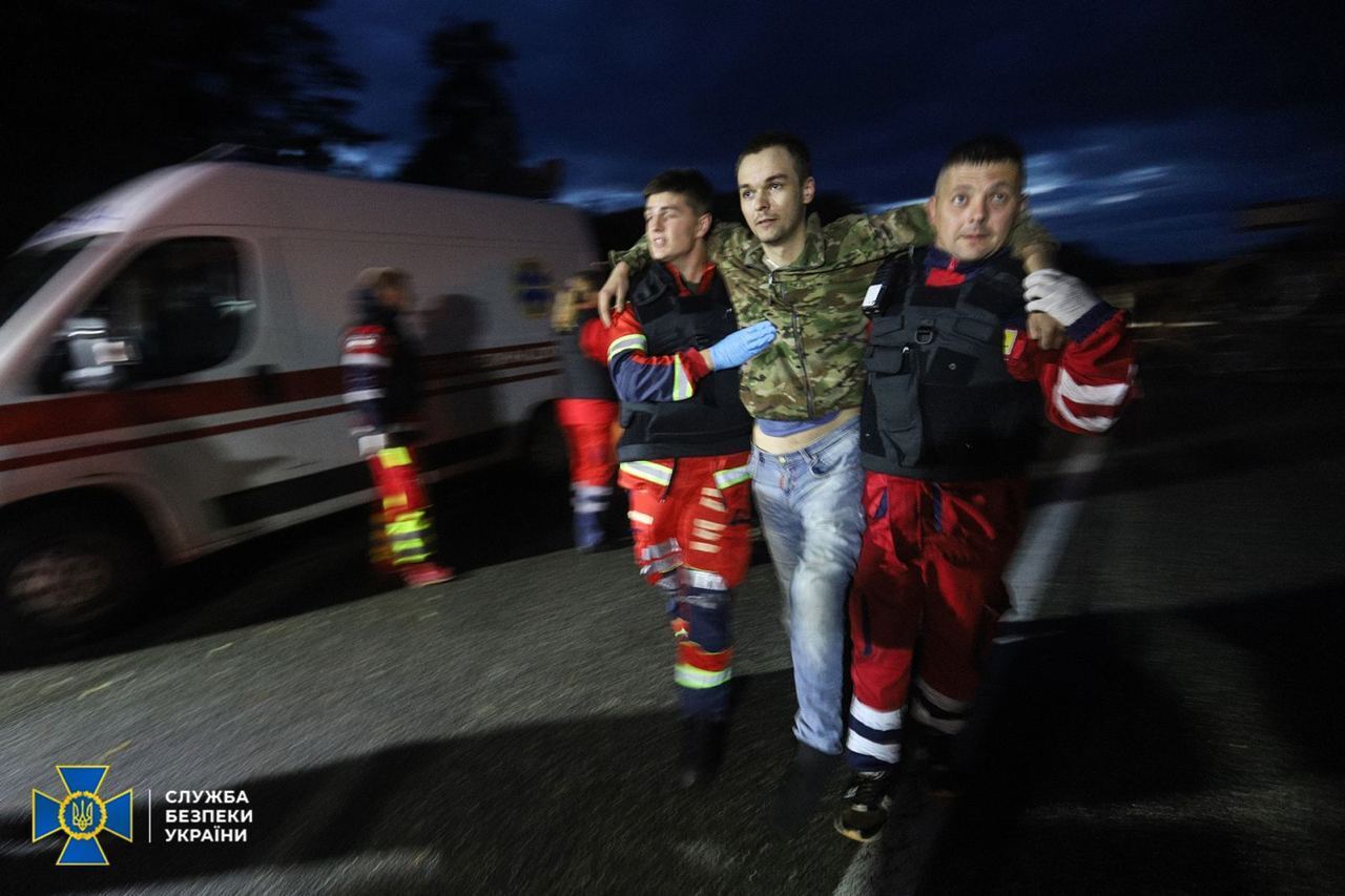 Обійми, посмішки і сльози радості: в СБУ показали фото повернення українських військових з полону 