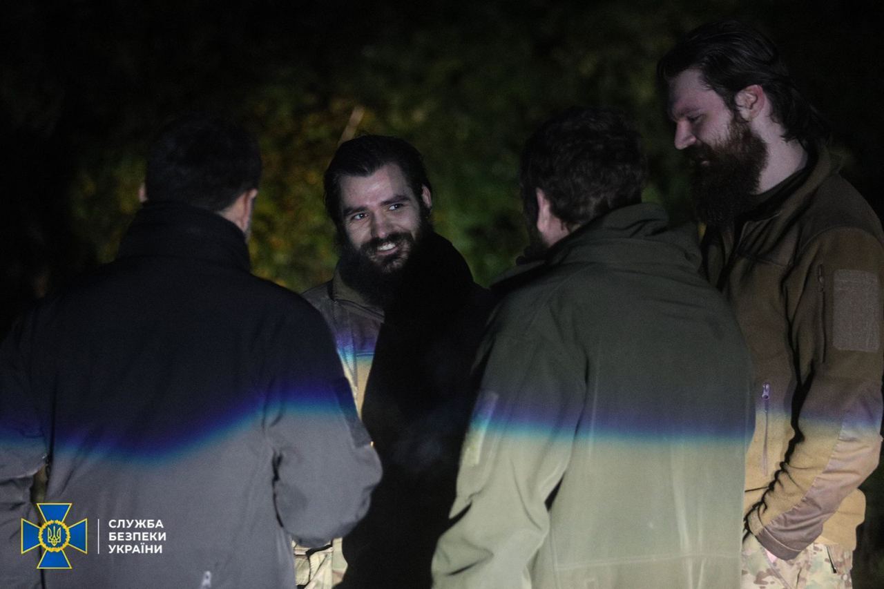 Объятия, улыбки и слезы радости: в СБУ показали фото возвращения украинских военных из плена