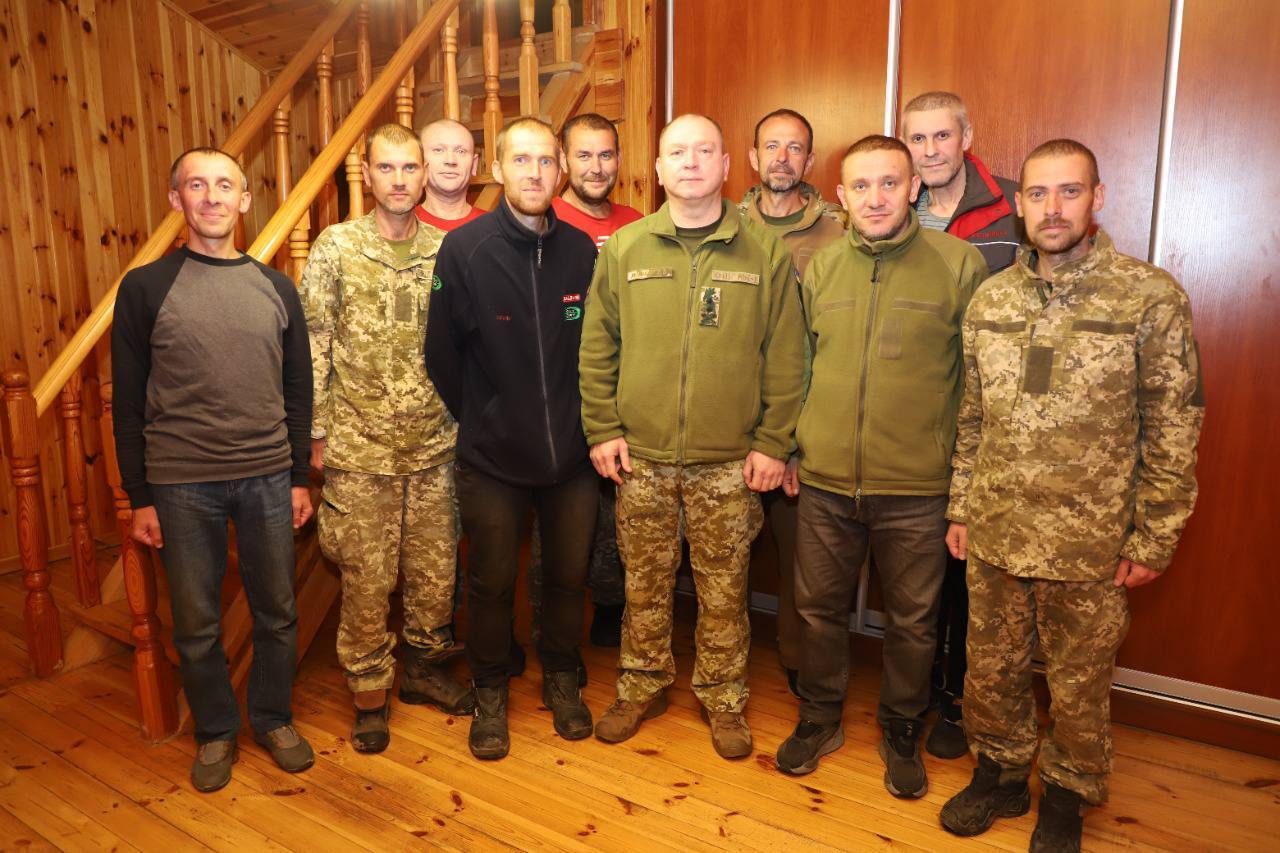 Внаслідок обміну в Україну повернулися дев'ятеро незламних прикордонників. Фото героїв