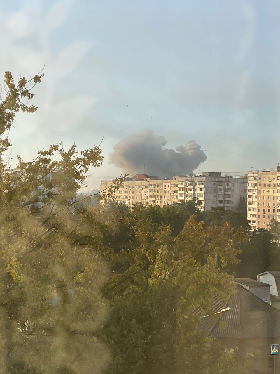 РФ выпустила 9 ракет по Запорожью, одна попала в отель: есть погибший, 6 людей достали из-под завалов. Фото
