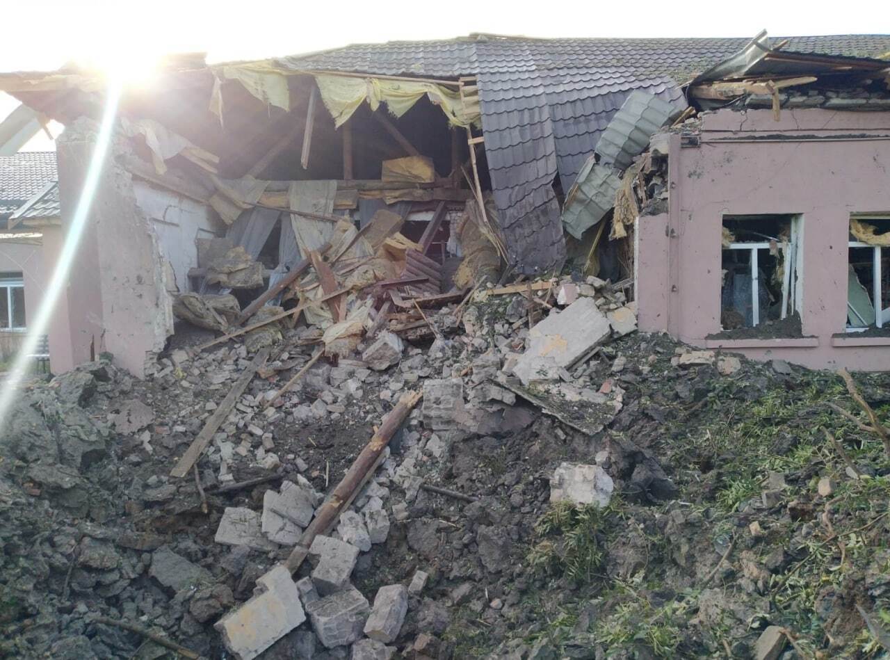 Войска РФ нанесли удар по предприятию в Краматорске и обстреляли школу в Часовом Яру. Фото