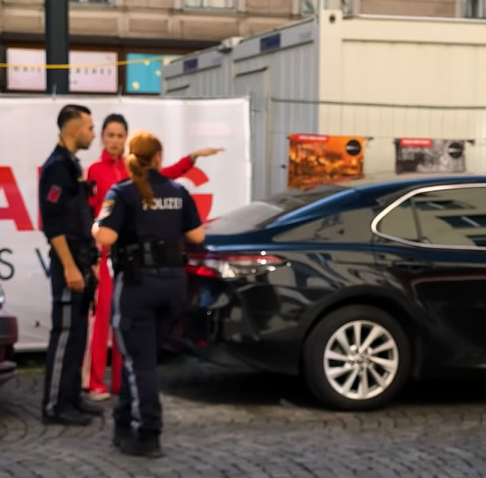 Дружина проросійського політика Мураєва влаштувала затор у Відні через неправильне паркування, приїхала поліція. Відео