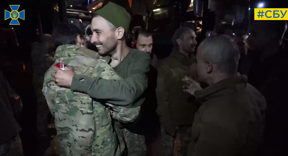 СБУ показала зворушливі кадри повернення українських захисників із російського полону. Відео