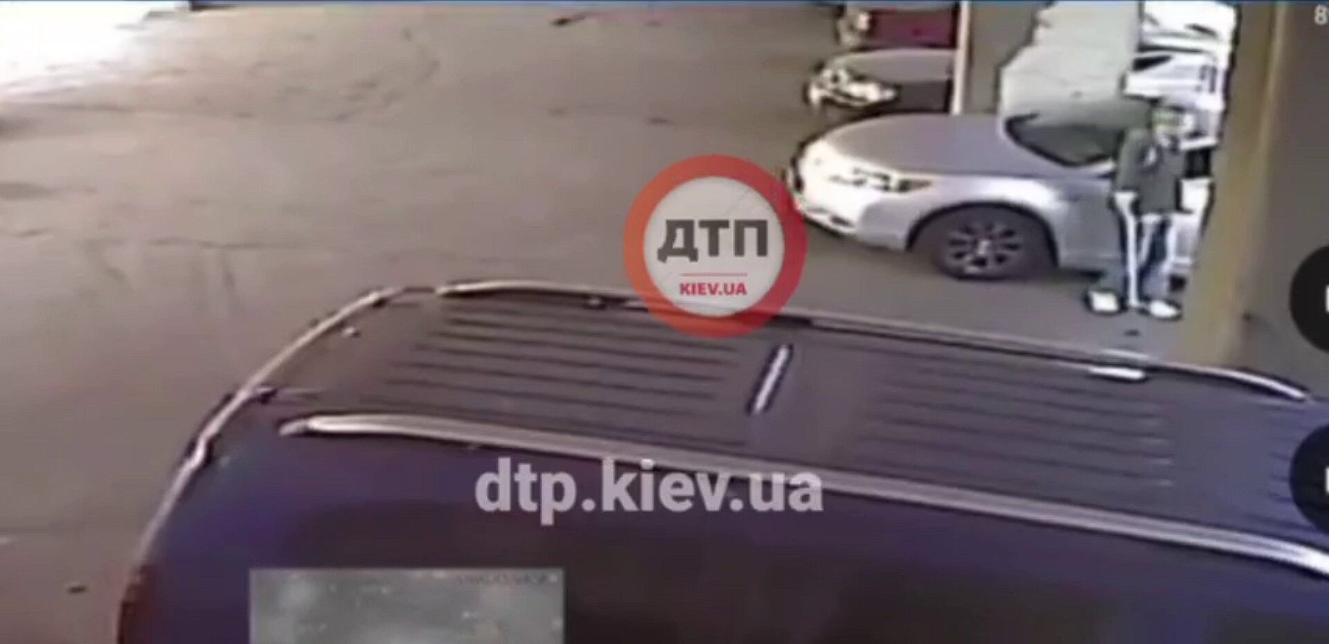 В Киеве заметили необычного вора боковых зеркал с авто. Видео