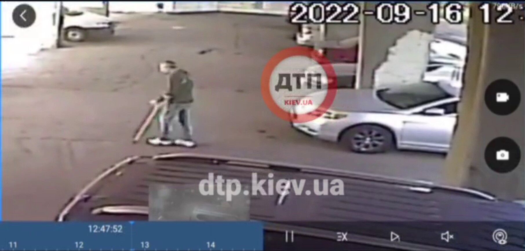 В Киеве заметили необычного вора боковых зеркал с авто. Видео