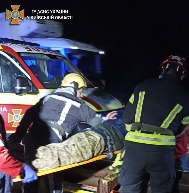 На Київщині врятували чоловіка, який впав із моста на бетонну плиту. Фото