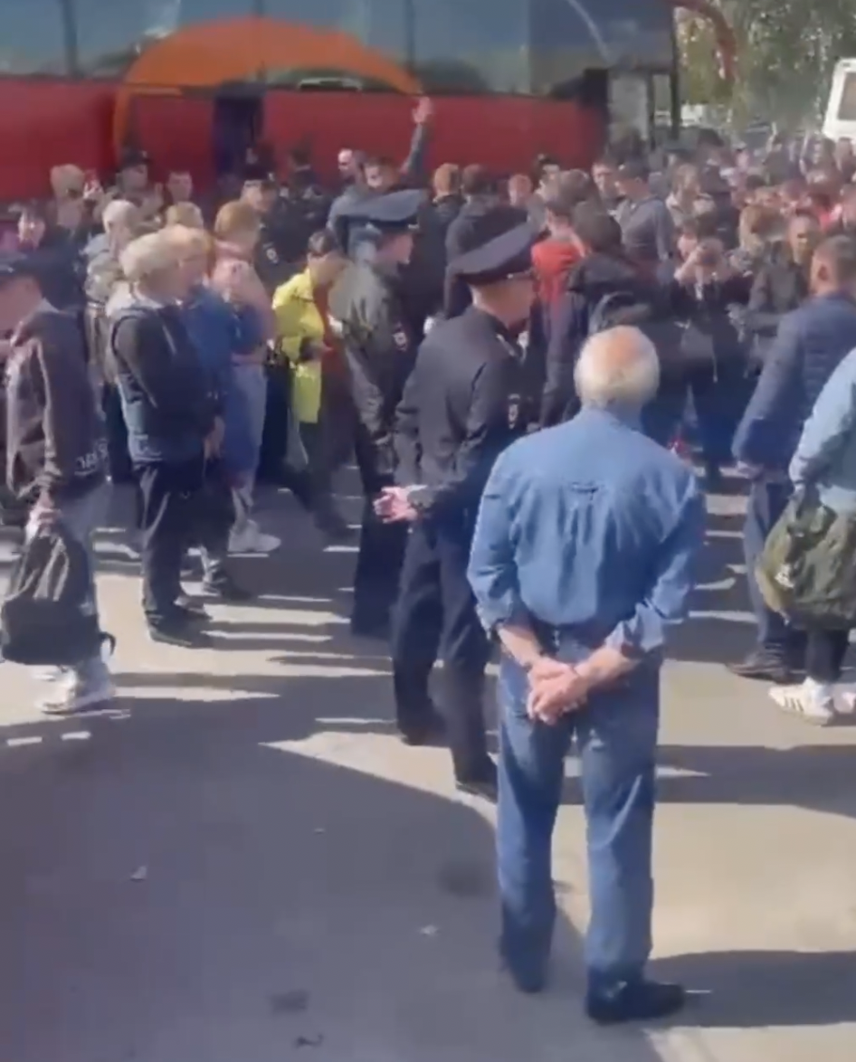 Діти плачуть, чоловіків ''пакують'' в автобуси: з’явилося відео мобілізації росіян із Бєлгородської області