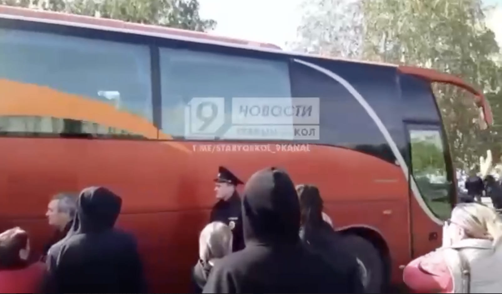 Дети плачут, мужчин "пакуют" в автобусы: появилось видео мобилизации россиян из Белгородской области