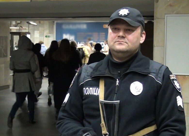 В Киеве на станции метро полицейский спас пассажира: у мужчины случился сердечный приступ. Фото