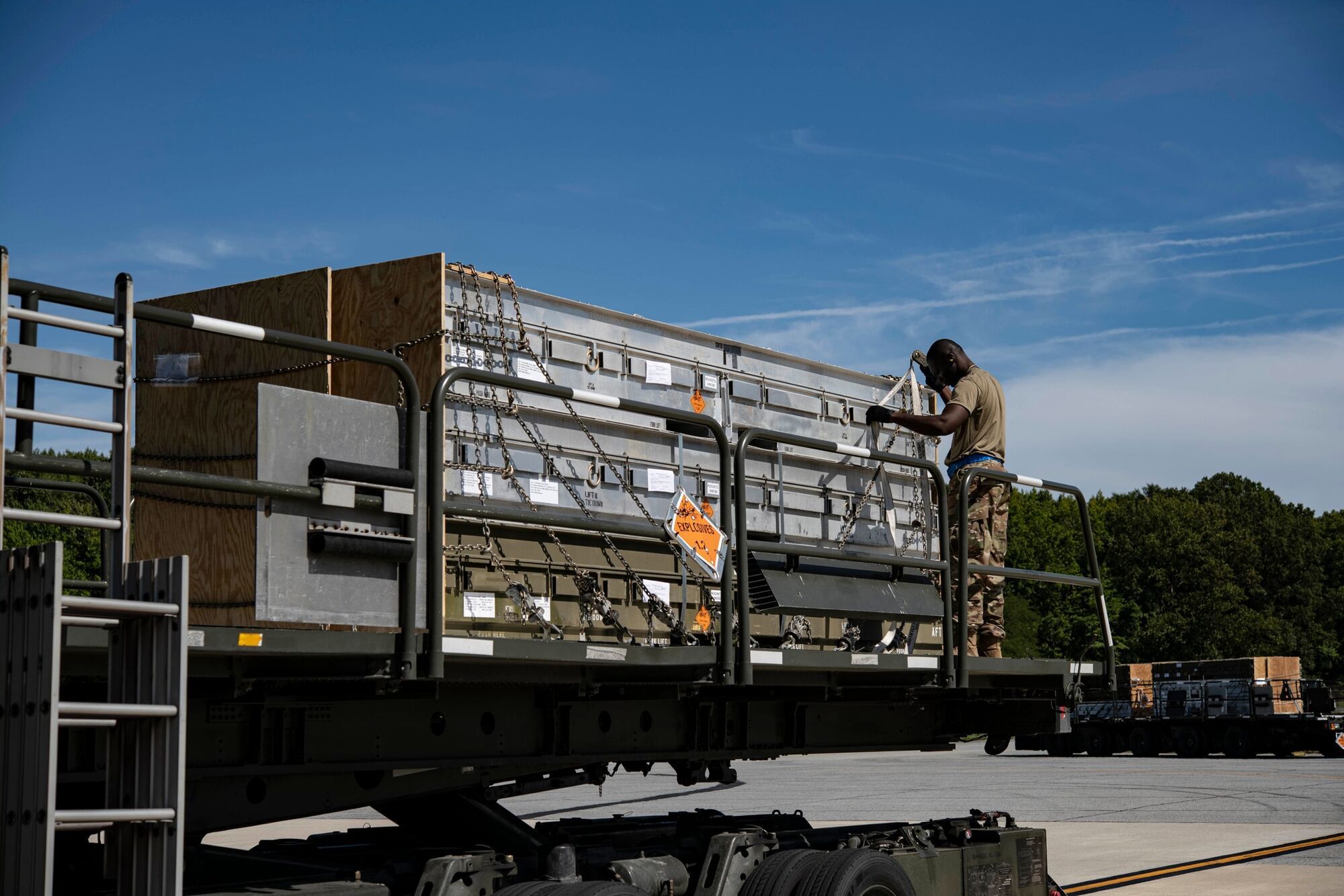 В Пентагоне показали подготовку к отправке очередной партии боеприпасов для ВСУ. Фото