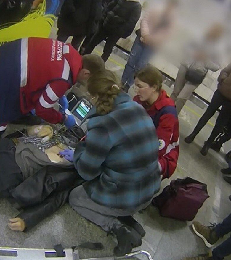 В Киеве на станции метро полицейский спас пассажира: у мужчины случился сердечный приступ. Фото