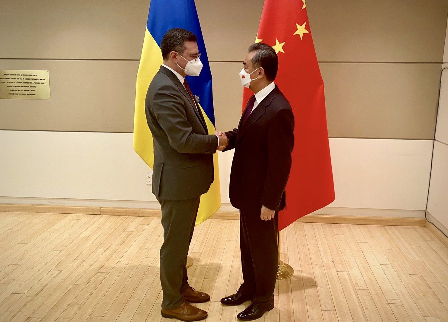 Кулеба провів переговори з главою МЗС Китаю на полях Генасамблеї ООН: Пекін запевнив у повазі до суверенітету України 