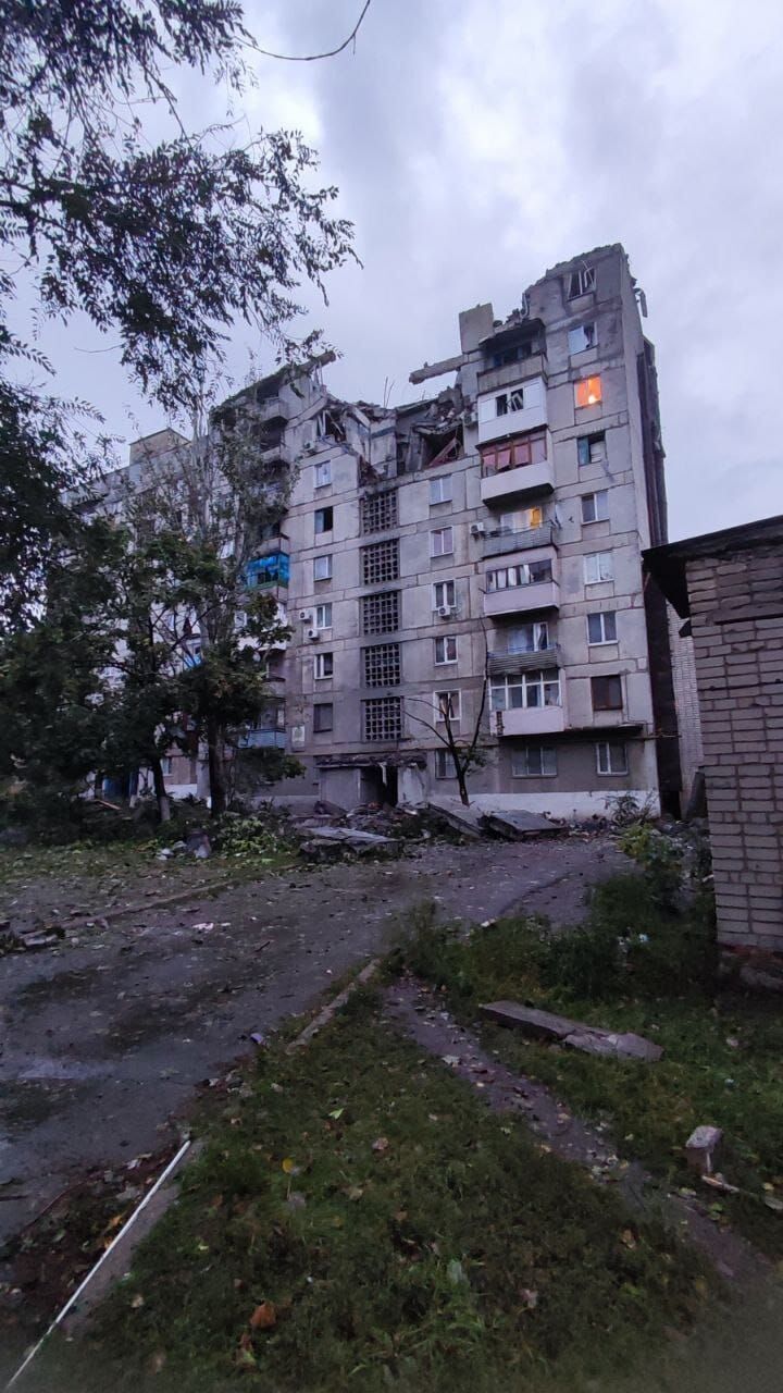 Окупанти обстріляли Торецьк, влучивши в будинки: двоє людей загинули, шестеро поранено. Фото 