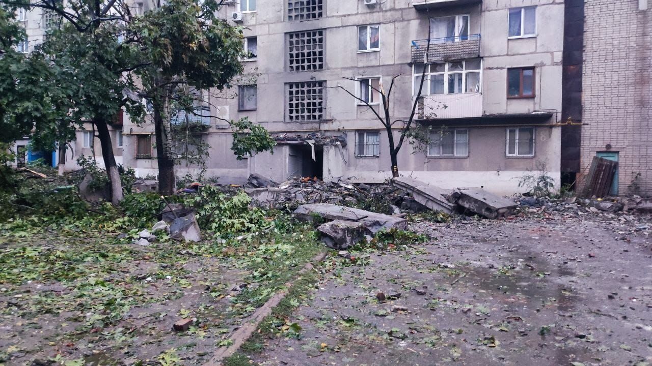 Окупанти обстріляли Торецьк, влучивши в будинки: двоє людей загинули, шестеро поранено. Фото 