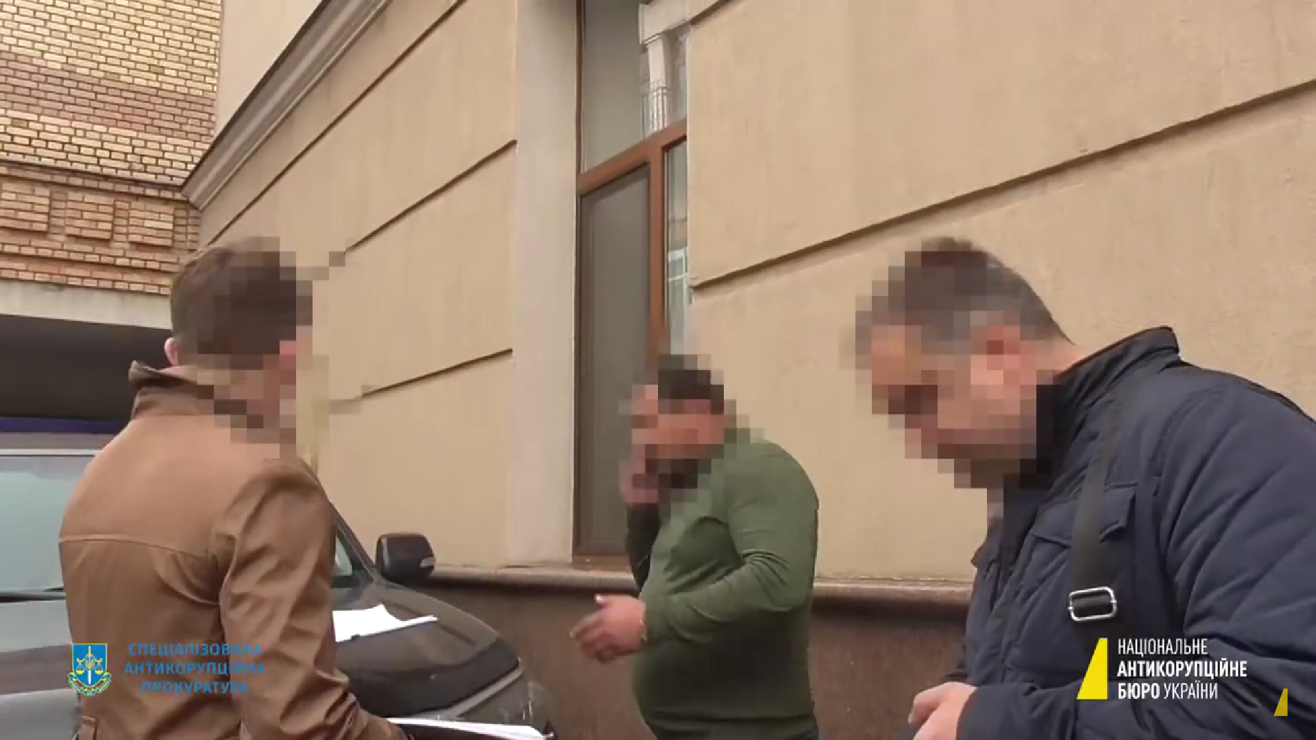НАБУ: нардеп Кузьміних, затриманий на хабарі, викинув обвинувальний акт із вікна свого позашляховика. Відео