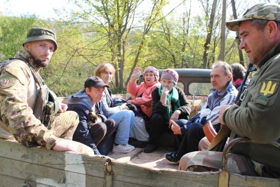На Донетчине пожилые люди прятались от обстрелов оккупантов в лесу: их спасли бойцы НГУ. Фото