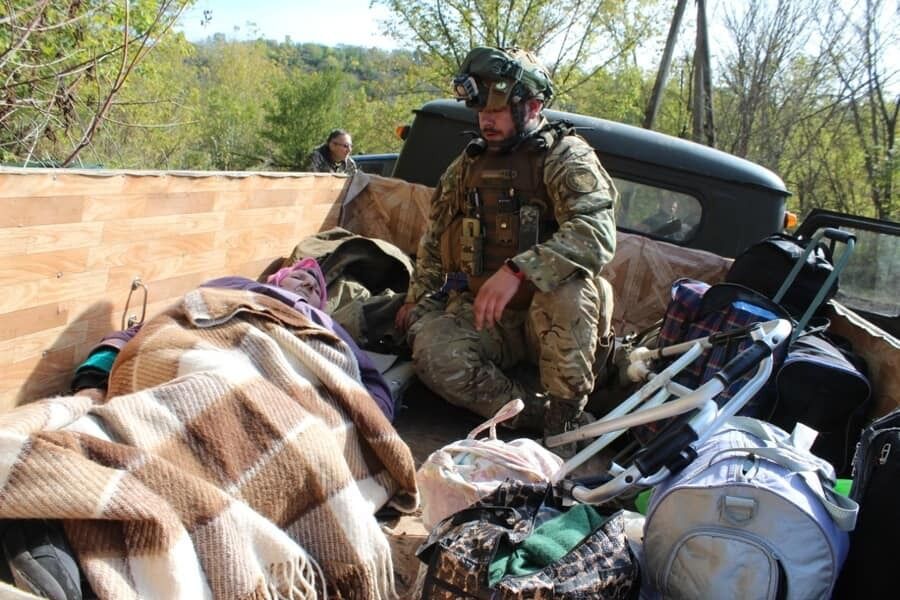 На Донеччині літні люди ховалися від обстрілів окупантів у лісі: їх врятували бійці НГУ. Фото