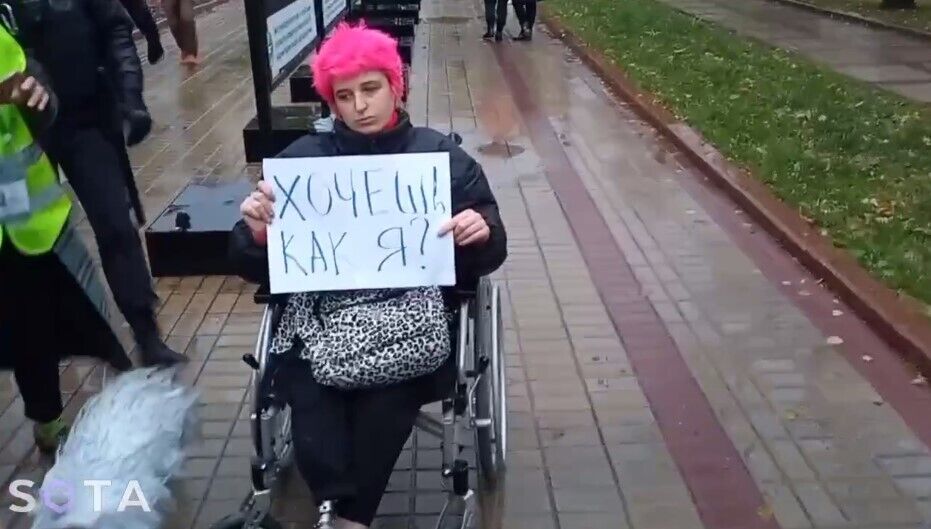 У Росії дівчину-учасницю мітингу на інвалідному візку "знешкодили" силовики. Відео