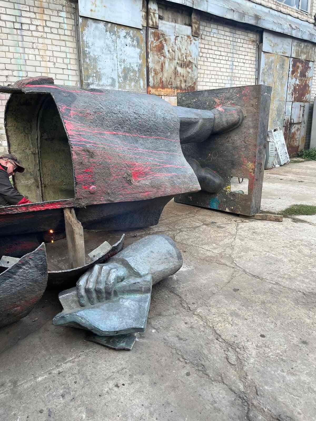 В Славянске Донецкой области за 747 446 грн продали демонтированный памятник Ленину