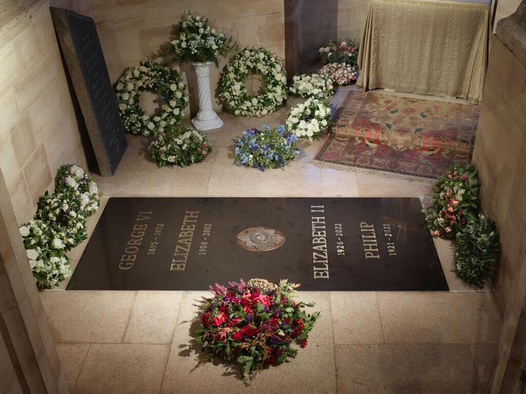 Королівська родина показала перше фото місця поховання Єлизавети ІІ