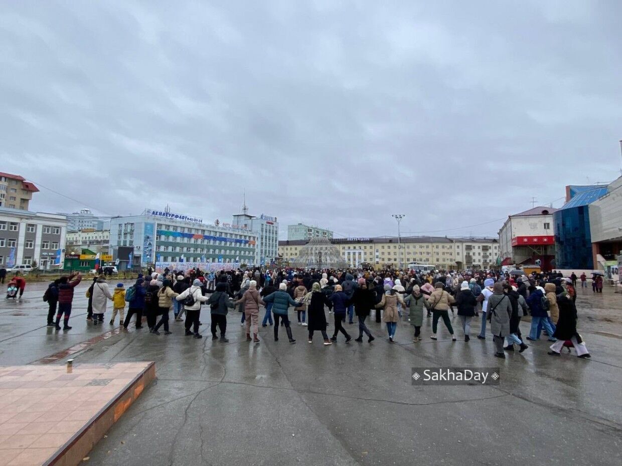 ''Нет геноциду и могилизации!'' В Якутске акция против мобилизации закончилась задержаниями. Фото и видео