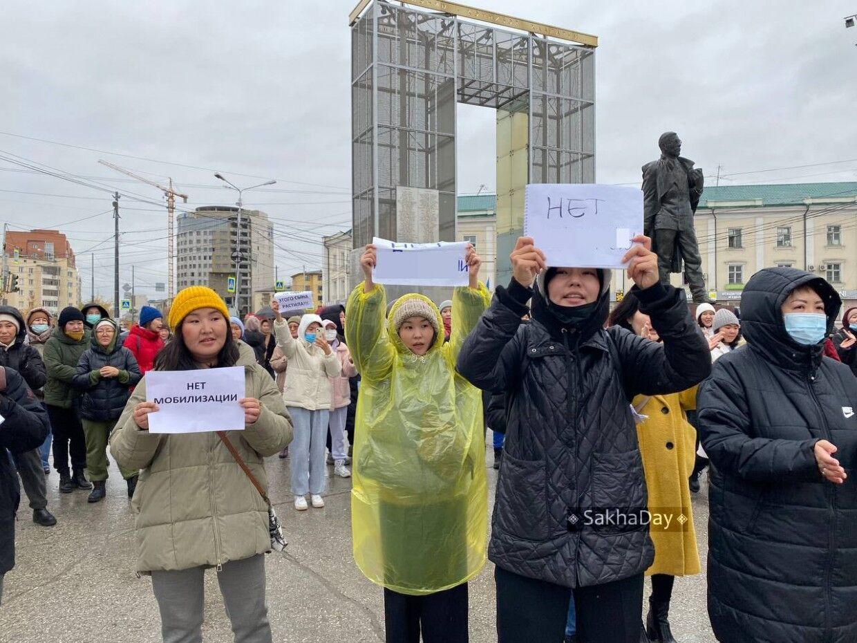 "Нет геноциду и могилизации!" В Якутске акция против мобилизации закончилась задержаниями. Фото и видео