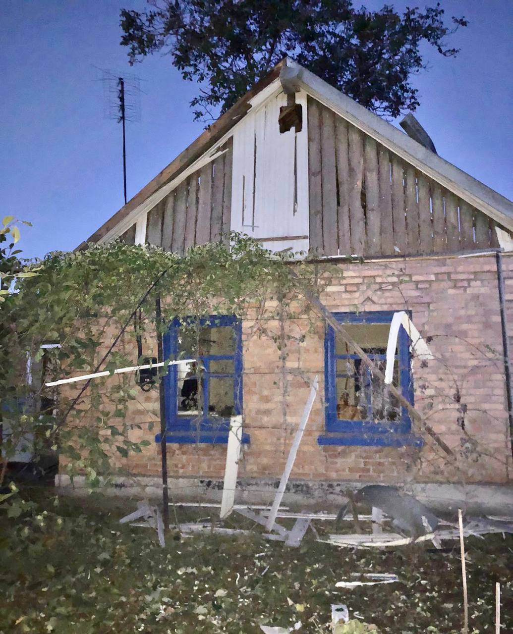 Ворог випустив понад 170 снарядів по Дніпропетровщині за ніч: пошкоджено магазини, дитсадок, аптеку. Фото