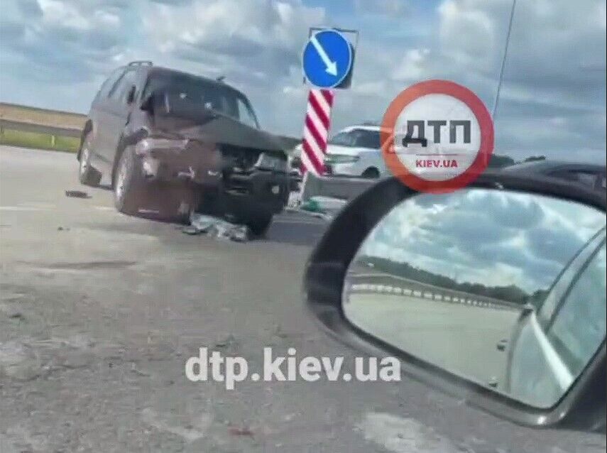 На Київщині на розвороті біля Митниці сталась аварія за участю двох авто. Відео