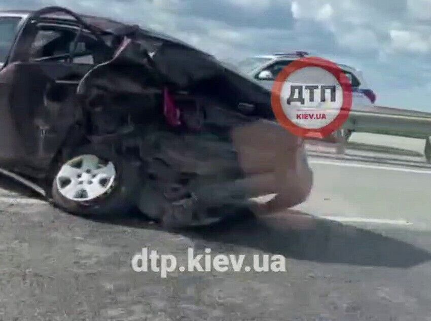 На Киевщине на развороте возле Мытници произошла авария с участием двух авто. Видео