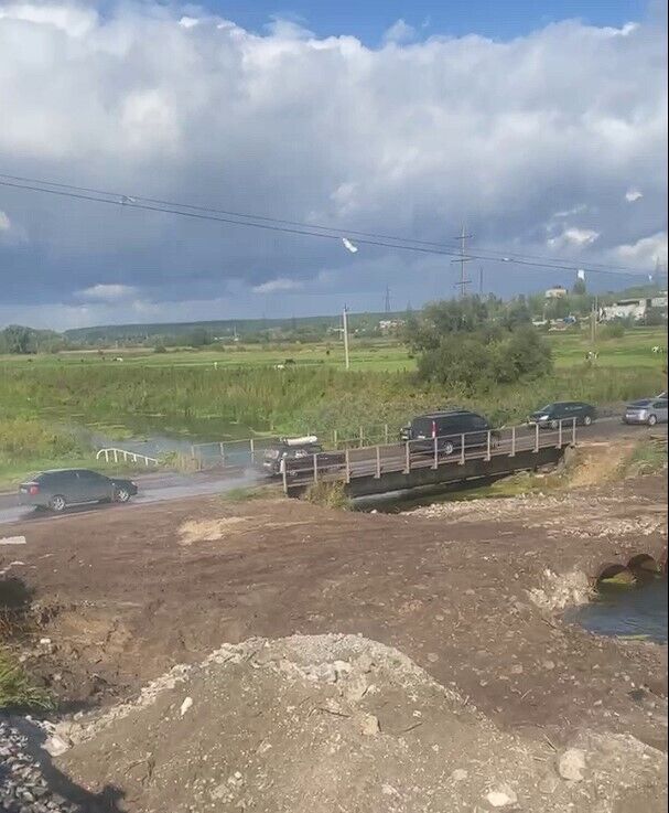 В Киевской области начали обустраивать еще одну переправу через реку Ирпень. Видео