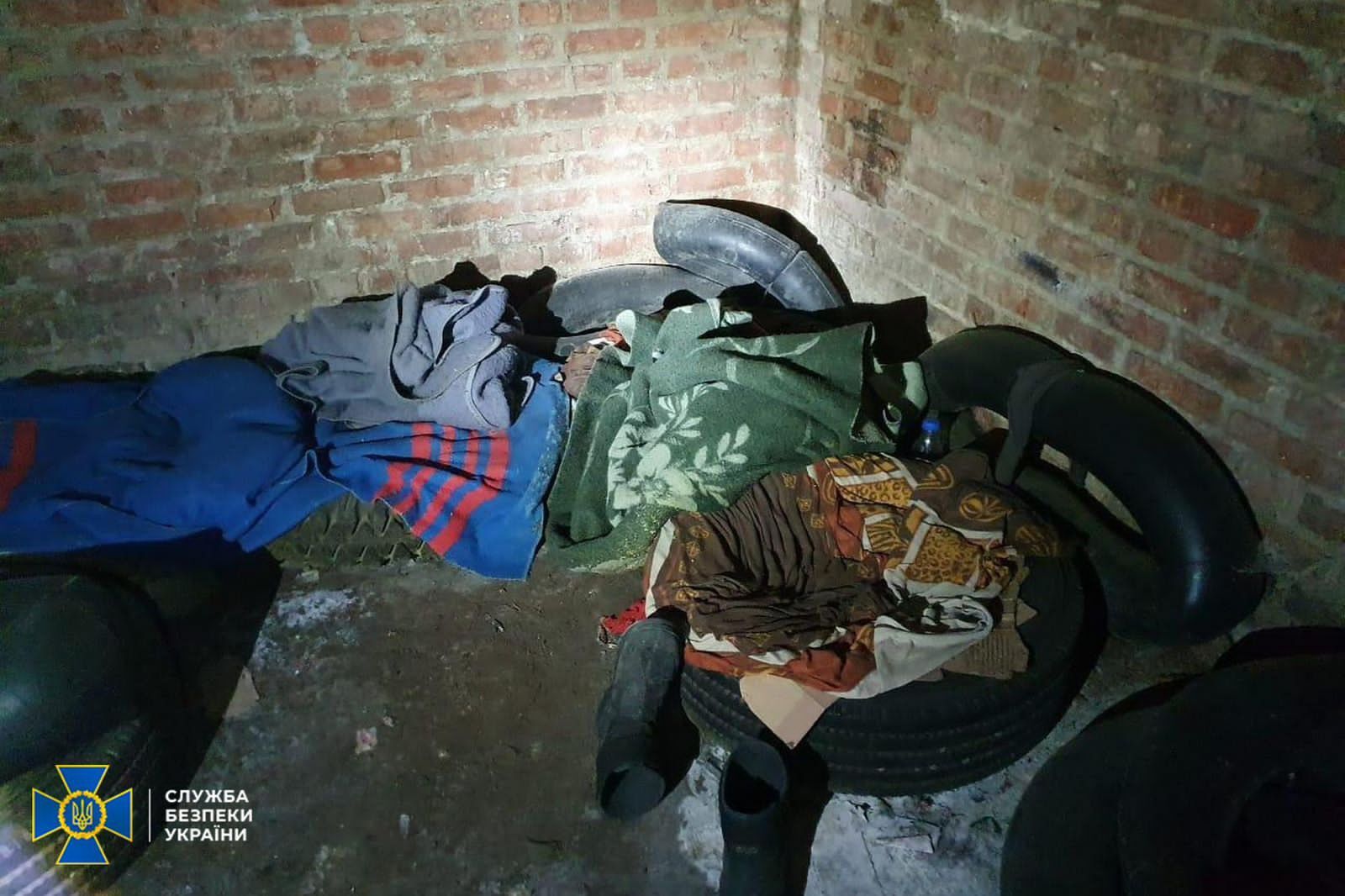 СБУ обнаружила еще одну пыточную захватчиков на деоккупированной Харьковщине: после издевательств заключенных вывозили в РФ. Фото