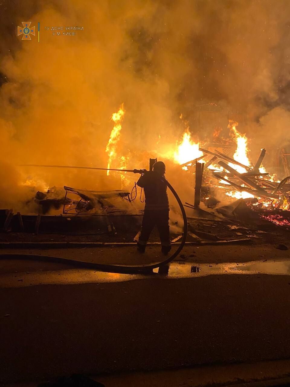 В Киеве в частном секторе загорелся дом: огонь перекинулся на ближайшее здание. Фото и видео