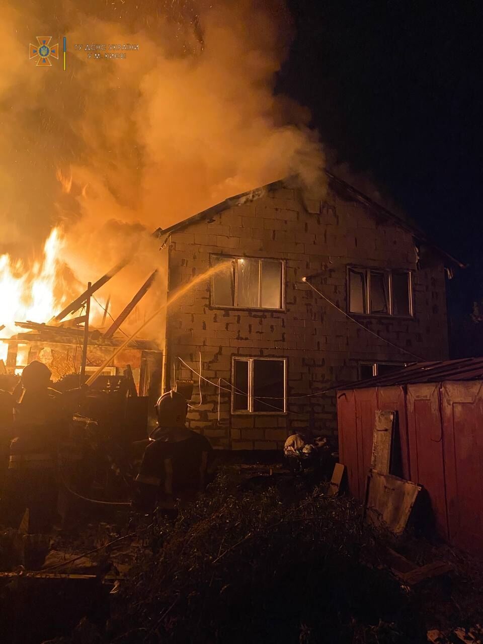 В Киеве в частном секторе загорелся дом: огонь перекинулся на ближайшее здание. Фото и видео