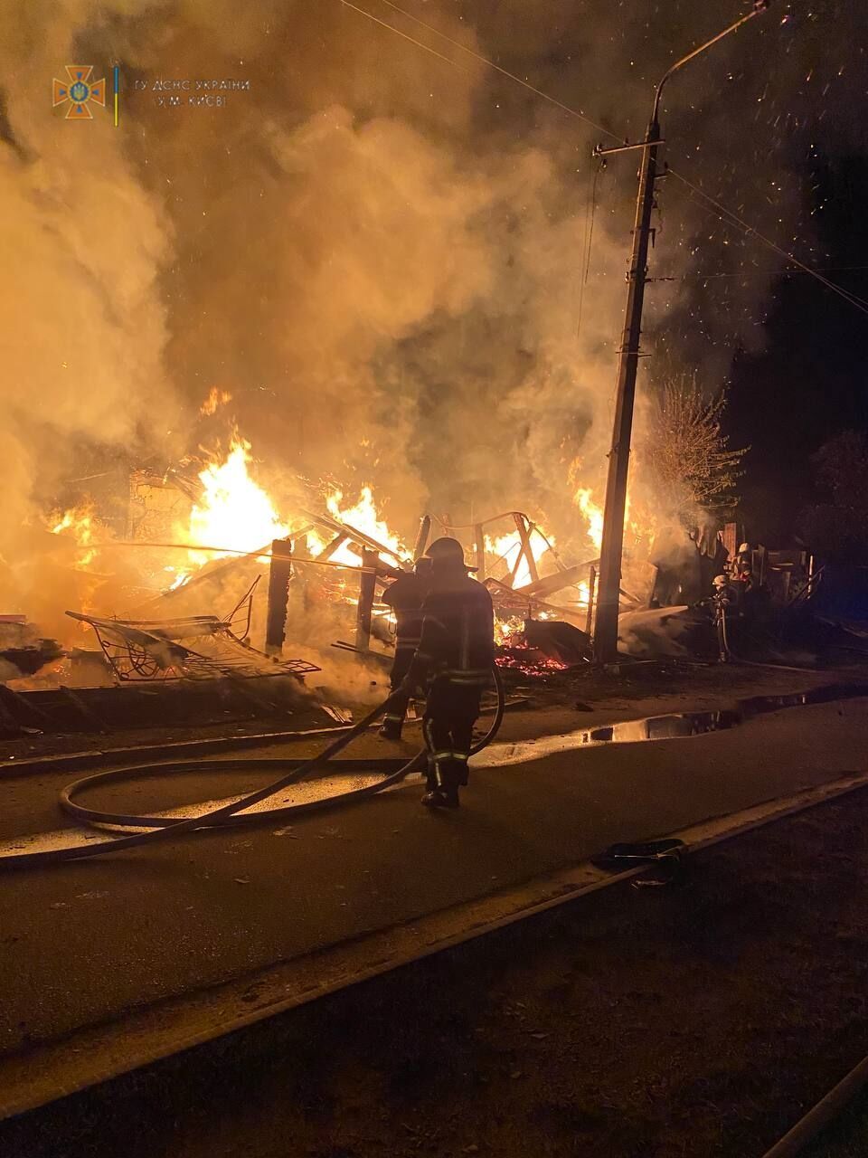 У Києві в приватному секторі загорівся будинок: вогонь перекинувся на будівлю поруч. Фото і відео