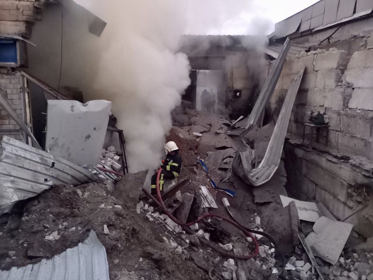 Войска РФ нанесли ракетный удар по Запорожью: произошел пожар, повреждены дома. Фото