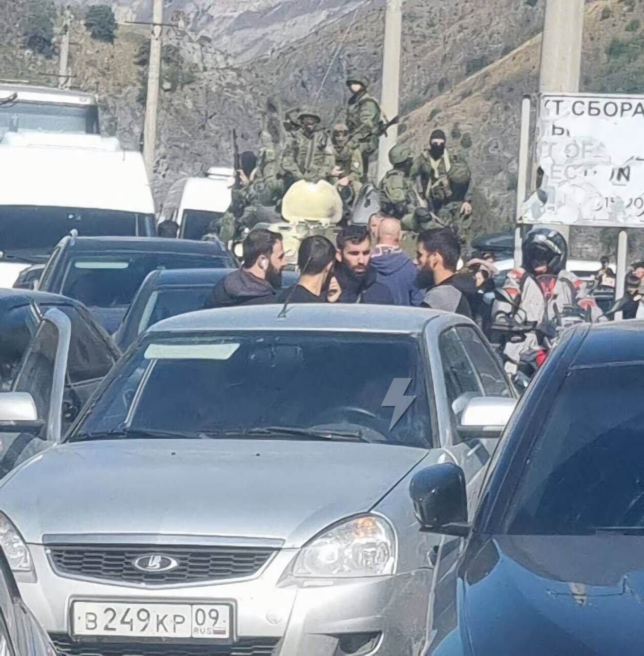 На кордоні РФ з Грузією помітили російських військових на БТР: збираються зупиняти втікачів – ЗМІ