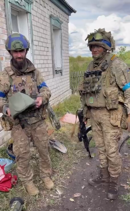 Не тільки іржаві автомати: воїни ЗСУ показали, якими касками забезпечила РФ  "другу армію світу". Відео 