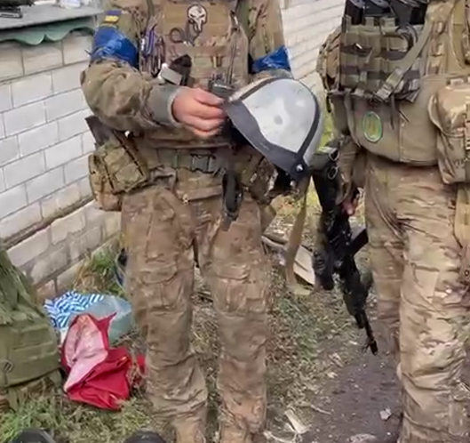 Не только ржавые автоматы: воины ВСУ показали, какими касками снабдила РФ ''вторую армию мира''. Видео